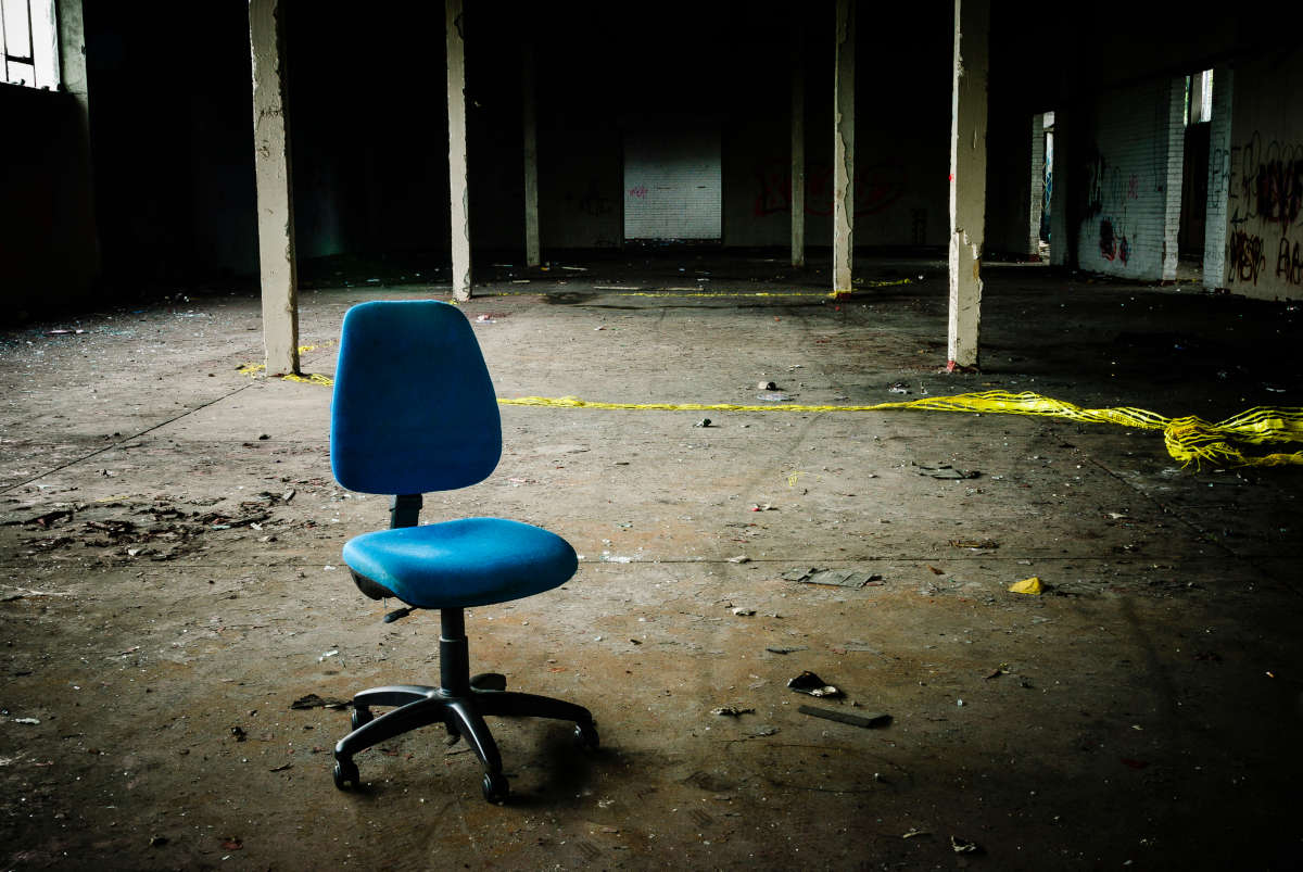 Office,Chair,Sits,In,The,Middle,Of,An,Empty,,Abandoned